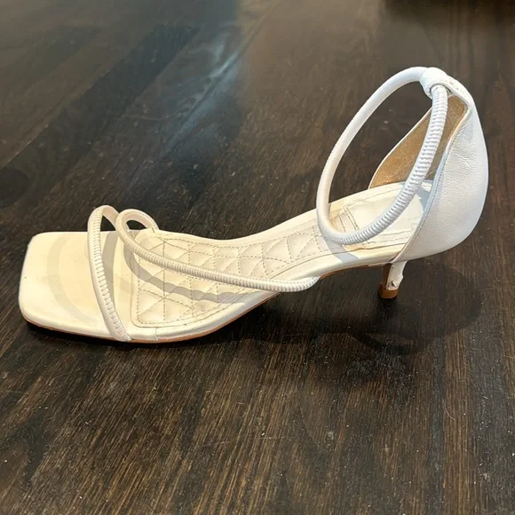 Shutz Galle sandal. White. Size 8B. - Picture 2 of 5